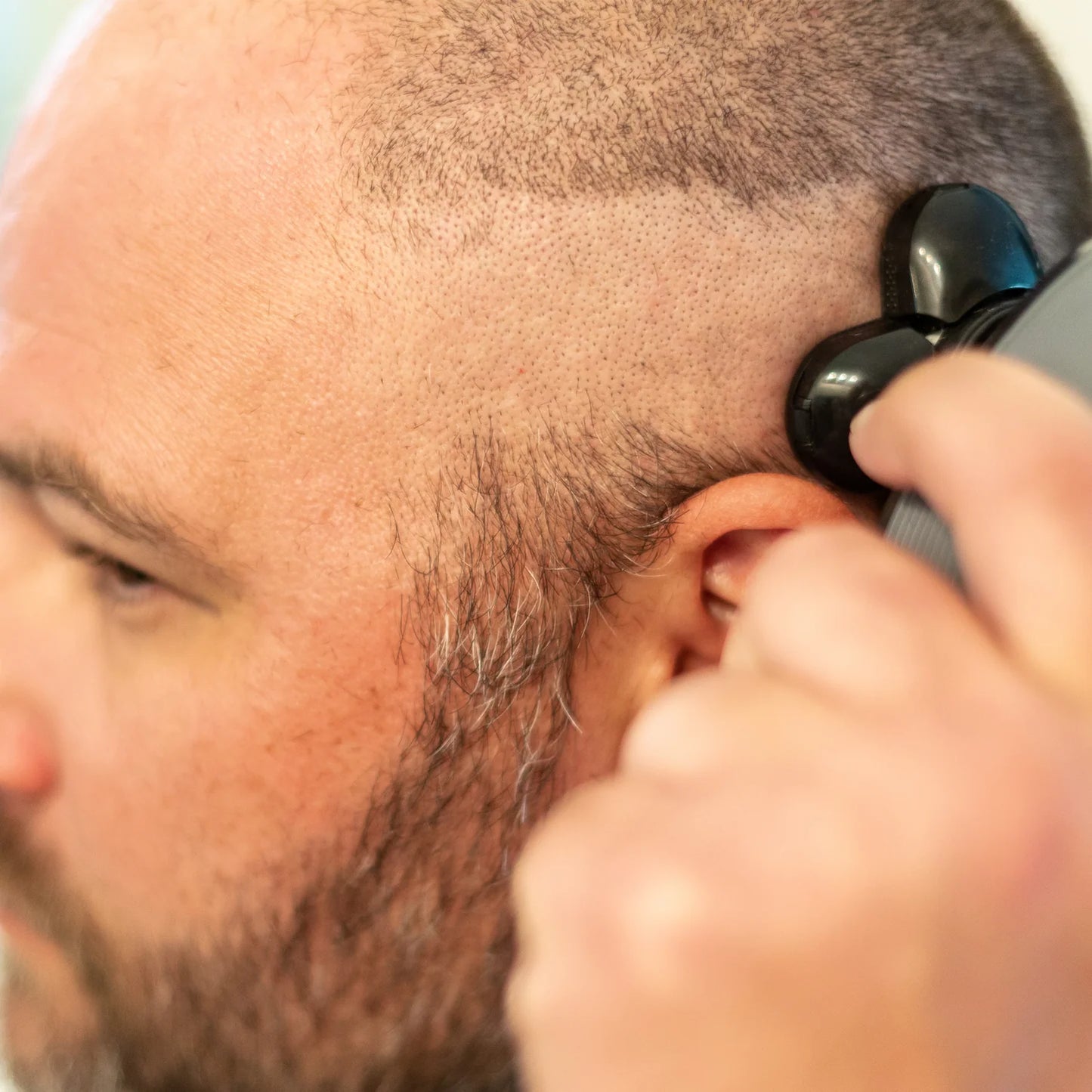 Rasage net et uniforme en moins de 2 minutes, sans coupures.